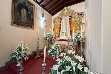 Lirios blancos en el Monumento de la iglesia de La Concepción (Telde)/FJS Fotografía.